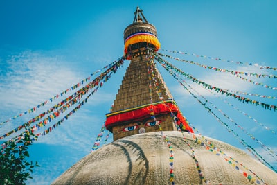 白色和金色的蓝天白天下混凝土建筑
